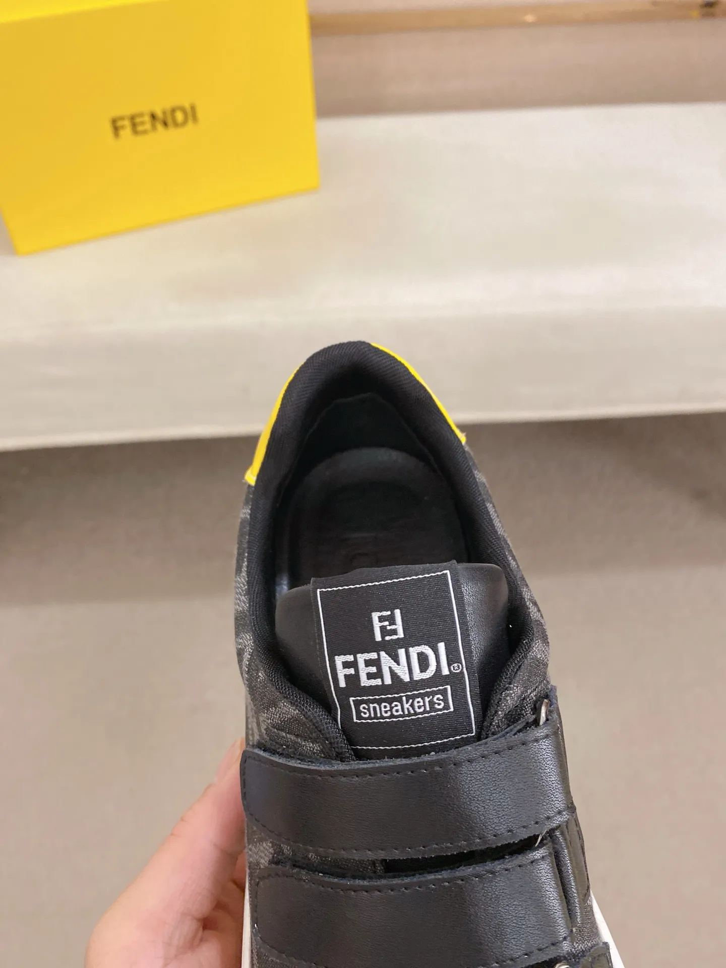 Men's shoes 💰 400💰 (FENDI) New high-top 👊🏻 upper 🇮🇹 imported cowhide fabric 🇩🇪 lining imported sheepskin lining. The original outsole is molded to highlight the identity of every man, and the upper foot is stable and stable🚶🏻🚶🏻The high-end custom counters reproduce the original version📯No matter the wind or rain, the shoe last remains unchanged and can withstand the verification of time🔍️,🔵 Size: 38-44 (45 is custom-made and cannot be returned or exchanged